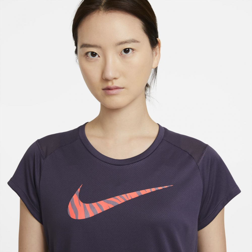 Стильная женская футболка Nike Run Icon Clash